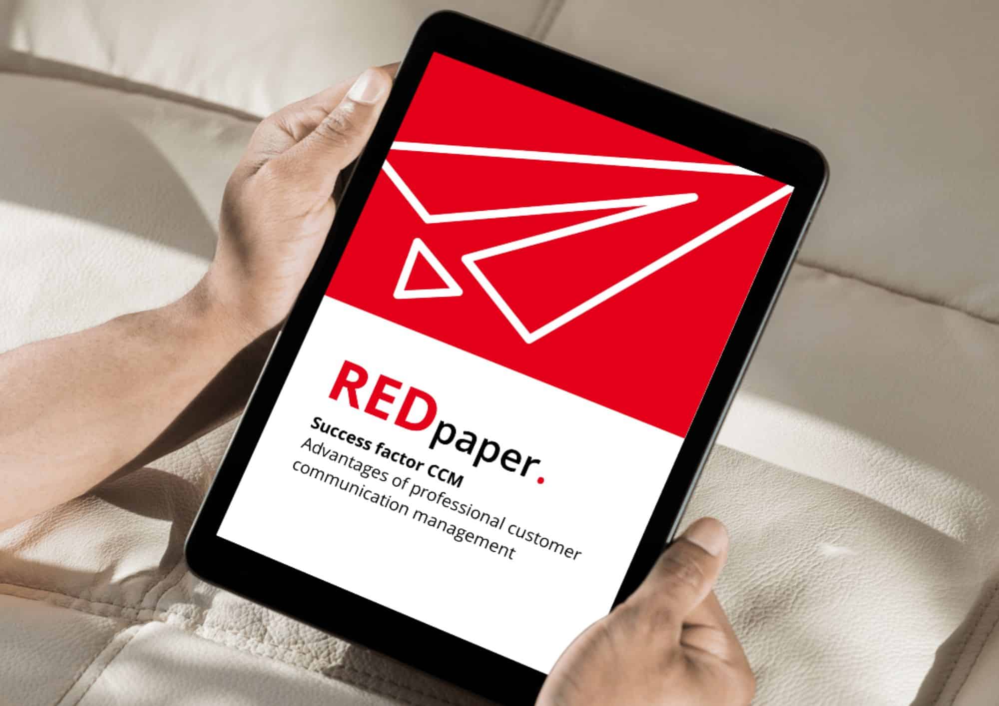 Zdjęcie przedstawia tablet trzymane przez osobę, na którym widoczna jest okładka publikacji REDpaper „Success Factor CCM” (Czynnik sukcesu CCM).