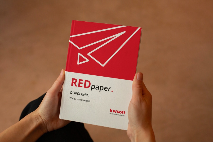 Zdjęcie przedstawia osobę trzymającą dokument REDpaper dotyczący wymiany „DOPiX”.